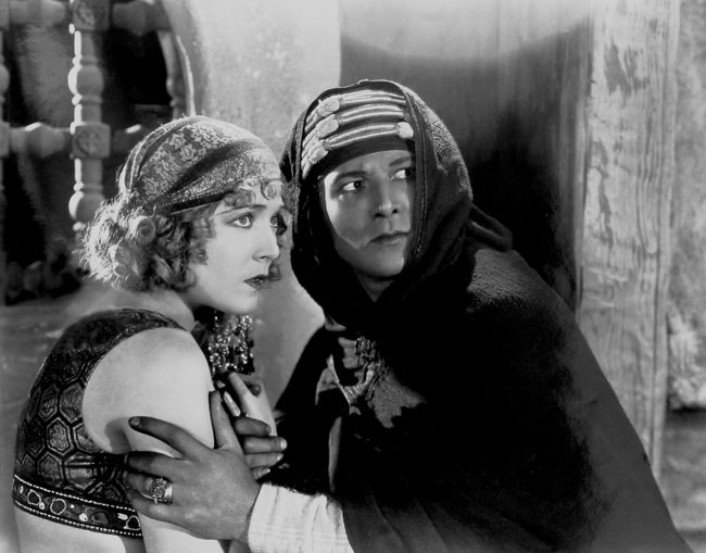 Vilma Banky and Rudolph Valentino in 'The Son of the Sheik'